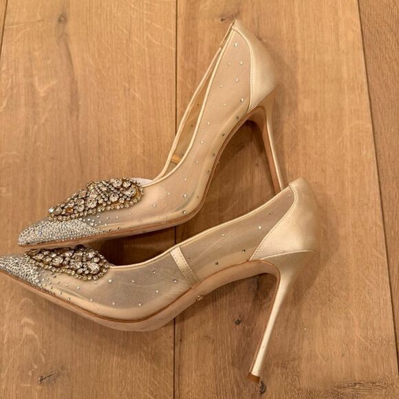 Badgley Mischka Brand
Quintana Crystal Ornamented Pump - Picture 6 of 11